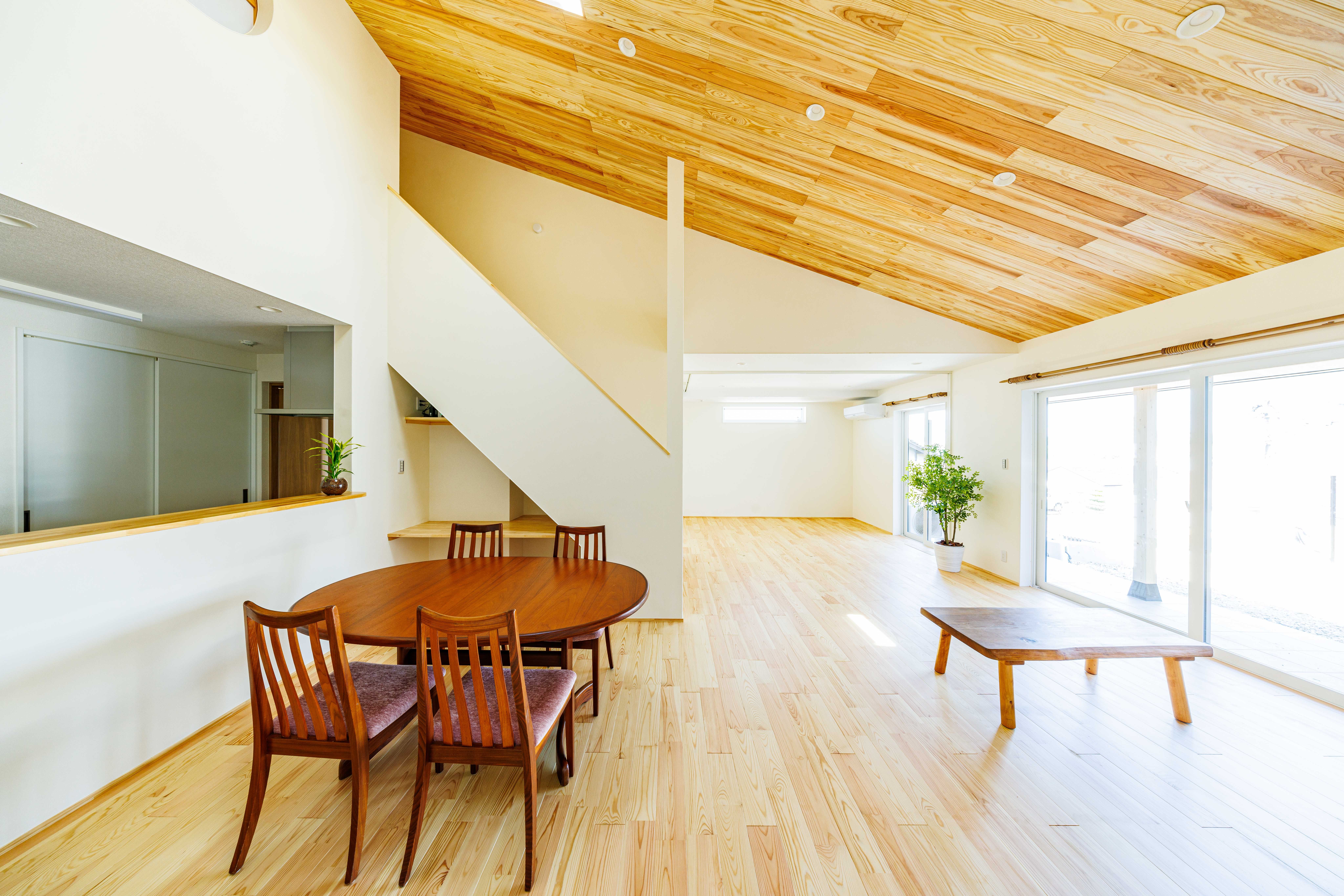 三角の変形地に建つ平屋のような家