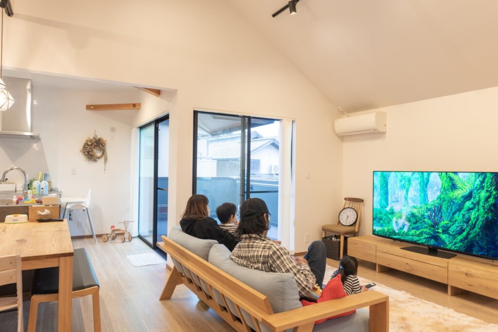 安らぎを感じる住まいづくり｜壁紙の色使いと照明の工夫