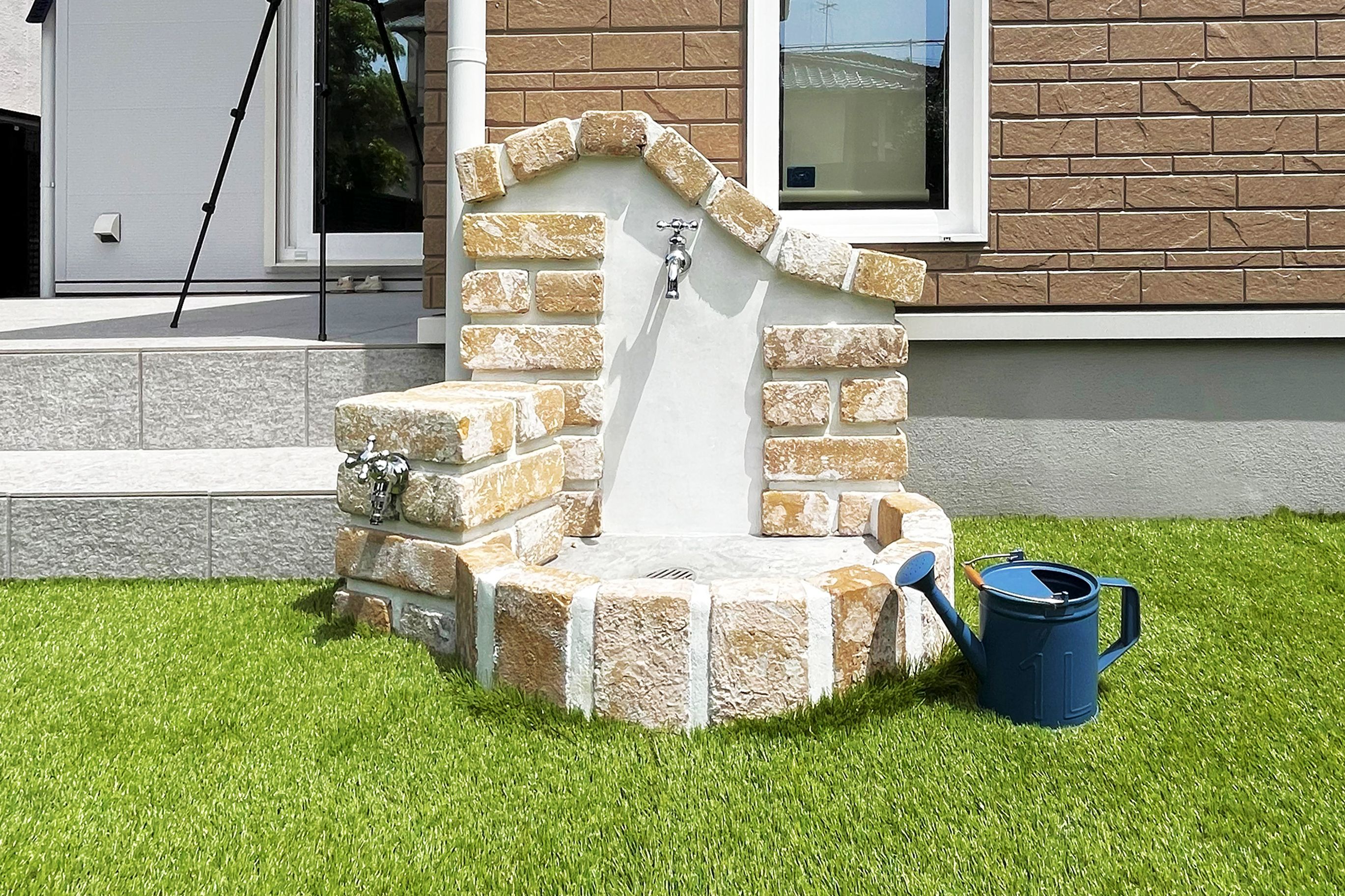庭の立水栓周りは、お施主様のご親戚によるDIY。小さなお子様も自分で水を使えるよう、低い位置にも蛇口を設けました。
