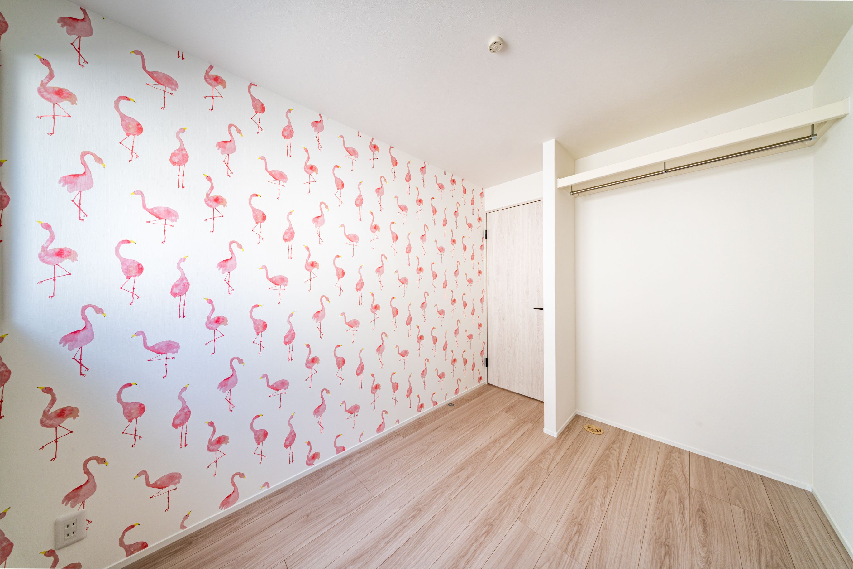 子ども部屋には、フラミンゴ柄の壁紙(サンゲツFE76857)を採用。水彩タッチのかわいらしいデザインが、お部屋を明るく彩ります。