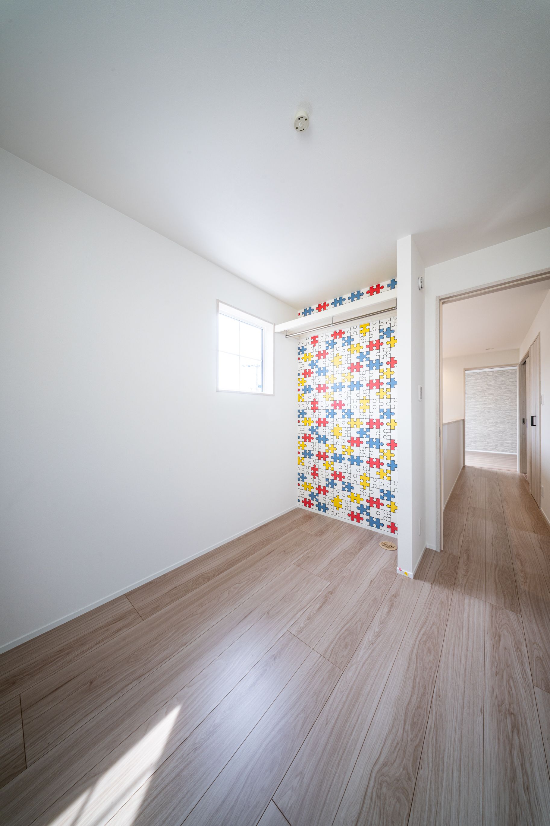 もう一つの子ども部屋は、開放的な洋服掛けと、ポップな柄の壁紙(サンゲツFE76859)で仕上げました。遊び心あふれる空間です。