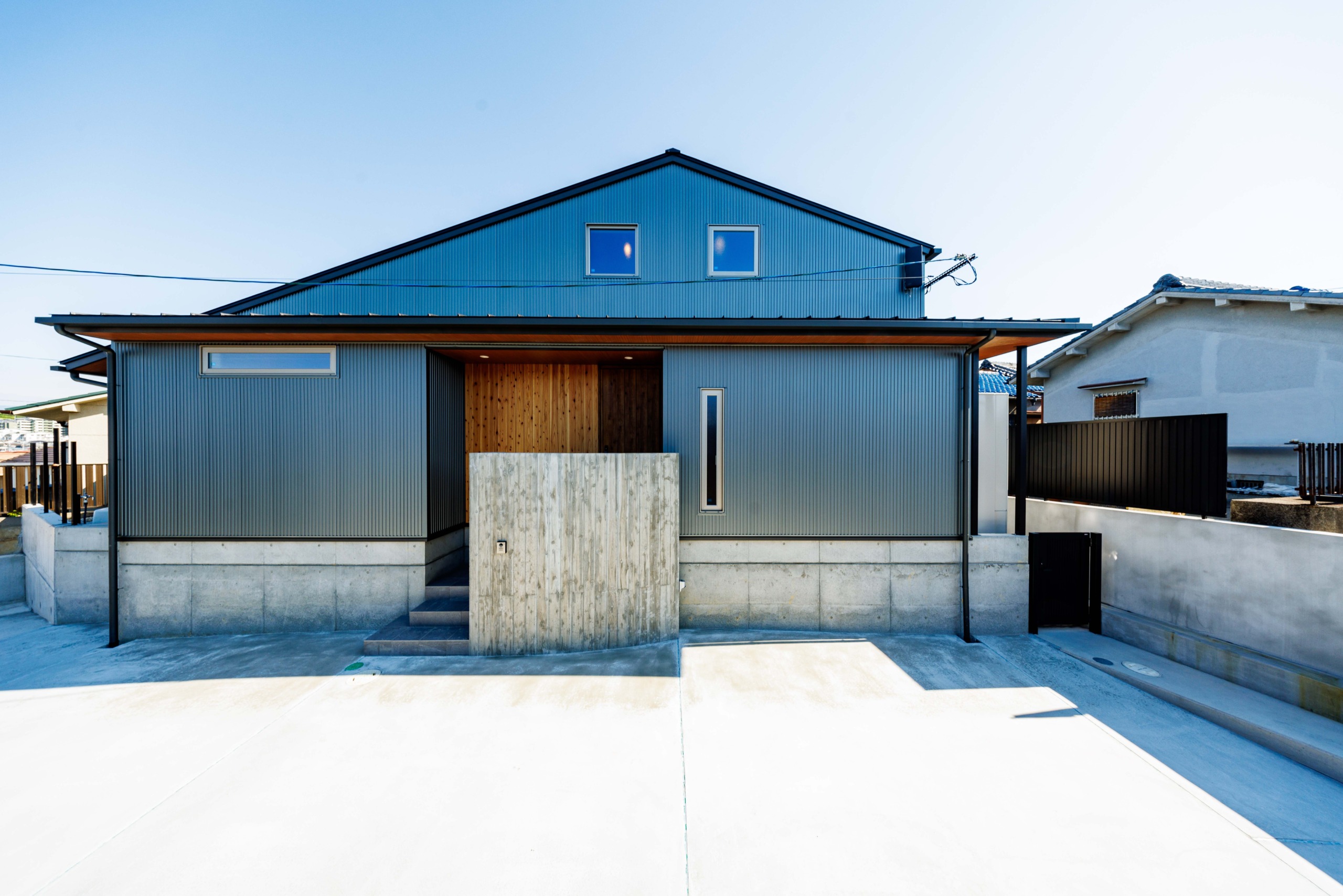 三角の変形地に建つ「時短」「のびやか」な家