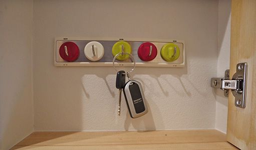カギにも帰る場所を造りました。玄関に入るとすぐにかけれます。カギ収納にも扉がついているので、扉を閉めるとスッキリします。