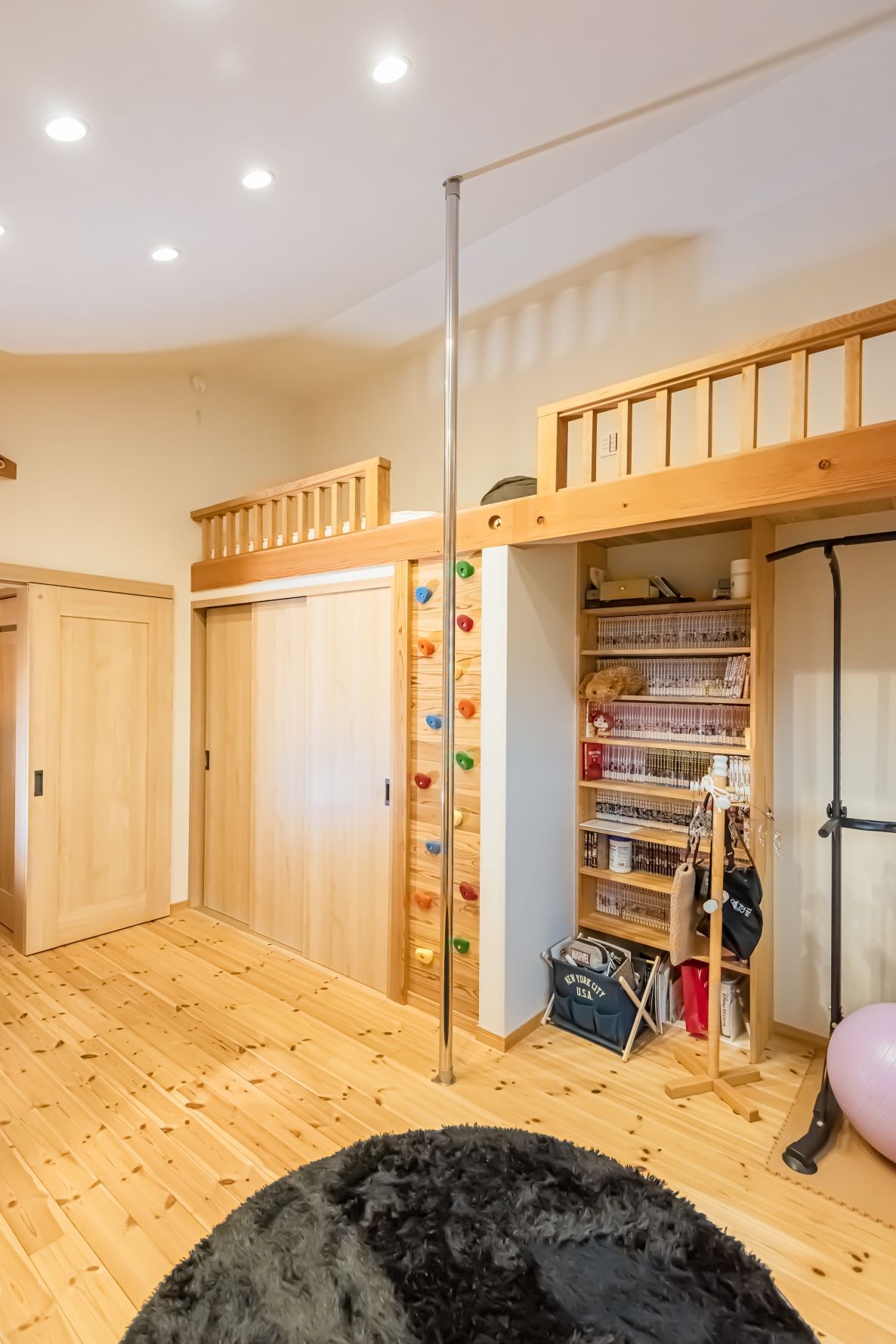 運動大好きなお子様の部屋は、生活動線に遊びを取り入れました。ボルダリングでロフトに上がり、ポールをつたって下ります。部屋に居るだけで、楽しい♪お友達も来るので、コンセントを増やしました。